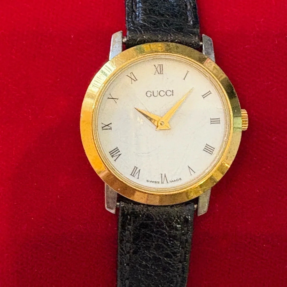 Vintage Gucci Gold and Black Roman Numeral Watch Swiss Made - Picture 11 of 13